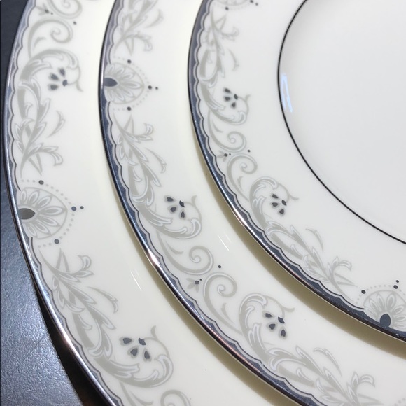 Noritake 5piece place setting. - Picture 2 of 6